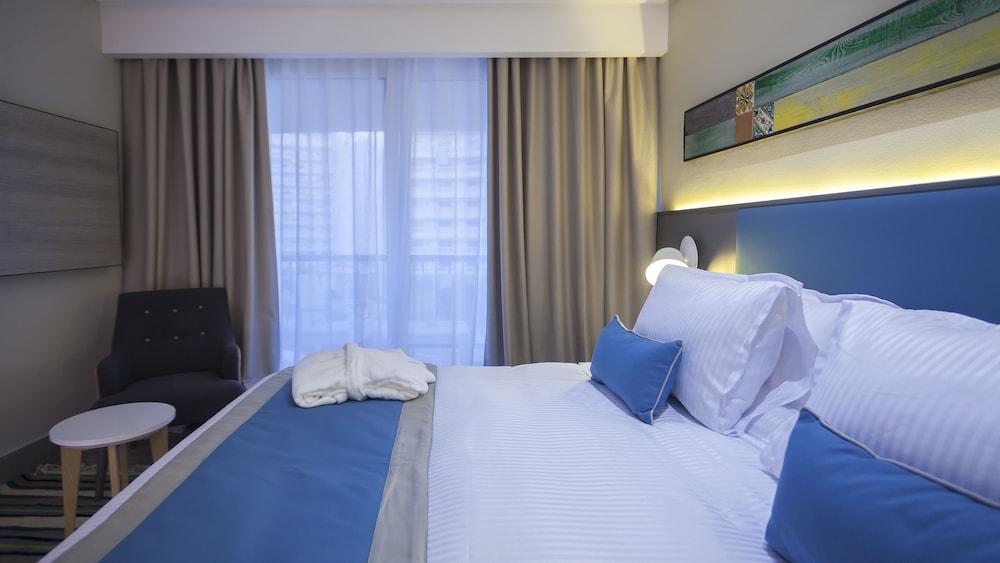 Pearl Marriott & Hotel
